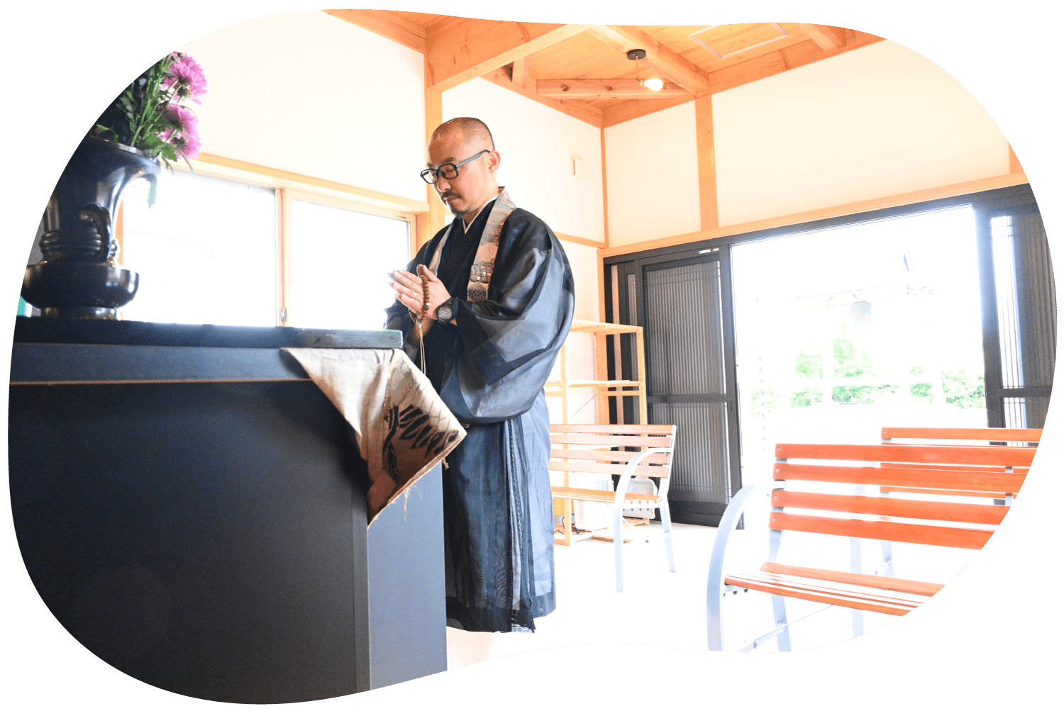 常禅寺の永代供養 合同納骨堂の法友堂でお勤めをされる旭住職
